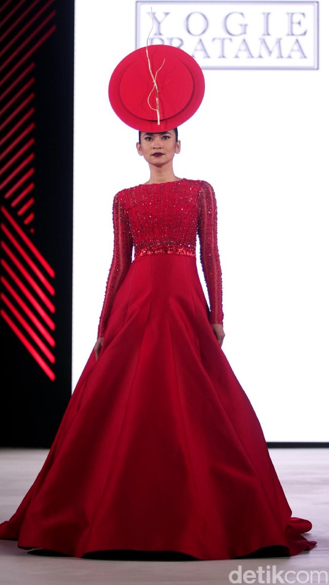 Yogie mengangkat tema Scarlet dengan nuansa merah menyala di Fashion Nation 2017. Atrium Senayan City. Jakarta. [Foto: Mohammad Abduh/Wolipop]