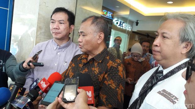 Ketua KPK Agus Rahardjo bersama dokter Johan Hutauruk (kiri) dan dokter Setiyo Budi