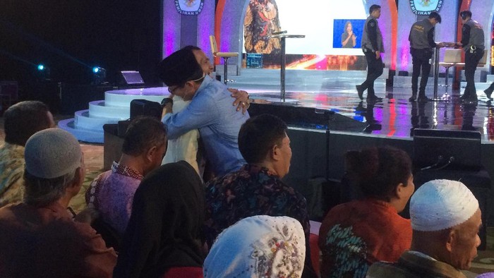 Jeda Segmen, Sandiaga Peluk Erat Nelayan yang Hadir di Debat