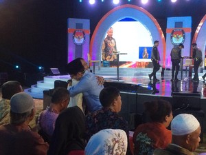 Jeda Segmen, Sandiaga Peluk Erat Nelayan yang Hadir di Debat
