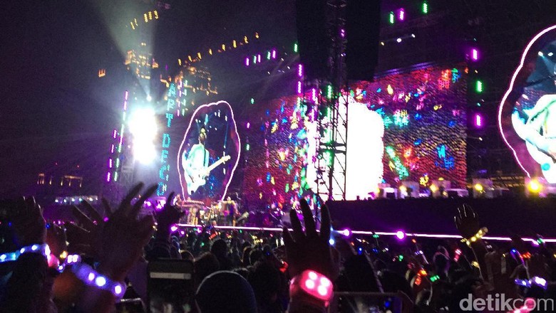 Hujan Deras Bikin Konser Coldplay di Taiwan Terasa Dramatis Hujan Deras Bikin Konser Coldplay di Taiwan Terasa Dramatis