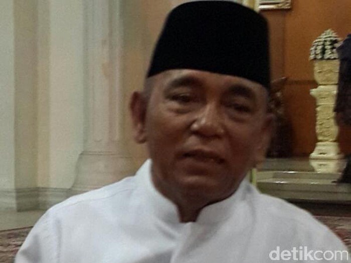 Bupati Minta Kades di Pelalawan Larang Warga Merokok Sembarangan