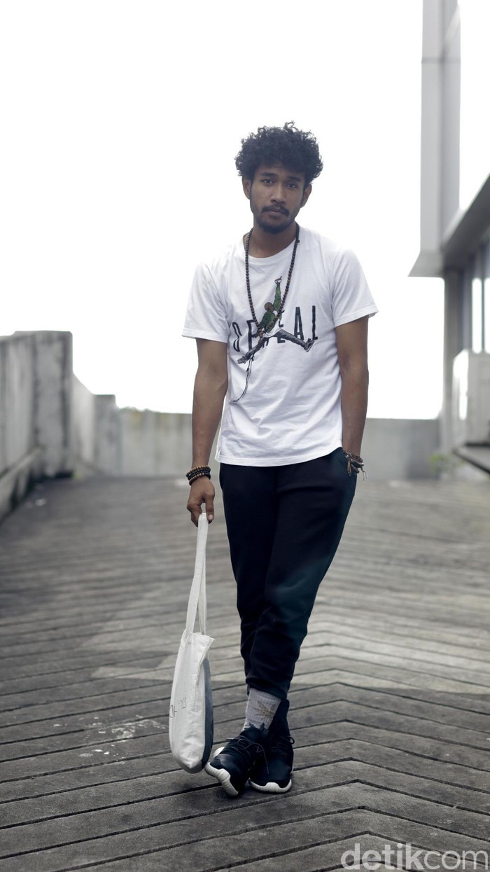 Teddy Adhitya Mengasong CD di Jalur Independen