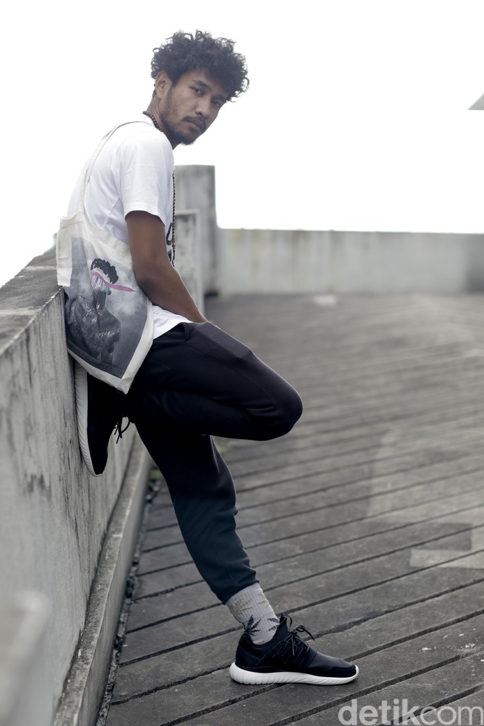 Mendengarkan Buku Cerita Teddy Adhitya