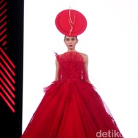 Yogie mengangkat tema Scarlet dengan nuansa merah menyala di Fashion Nation 2017. Atrium Senayan City. Jakarta. [Foto: Mohammad Abduh/Wolipop]