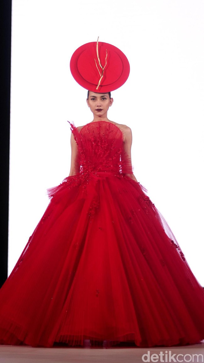Yogie mengangkat tema Scarlet dengan nuansa merah menyala di Fashion Nation 2017. Atrium Senayan City. Jakarta. [Foto: Mohammad Abduh/Wolipop]