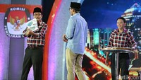 Djarot tampil dengan mengenakan peci berwarna hitam seperti yang ada di surat suara. Sementara, pasangan nomor urut 3, Anies Baswedan-Sandiaga Uno tampil dengan warna kemeja yang berbeda dari tiga debat sebelumnya di putaran pertama.