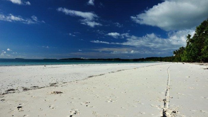 Pantai Ngurbloat di Maluku Tenggara