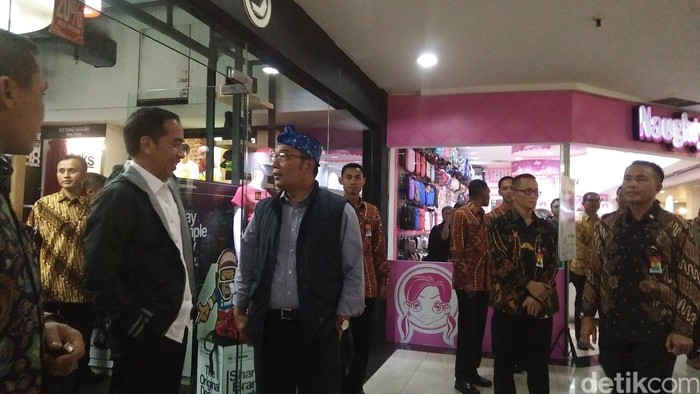 Ditemani Ridwan Kamil, Jokowi Belanja Jaket Diskon di Mal Bandung