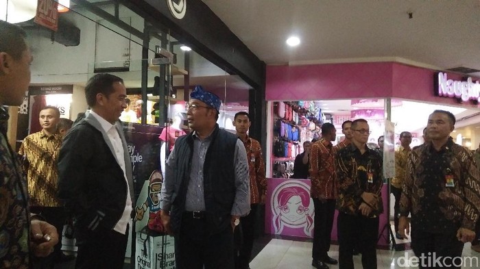Blusukan ke Mal, Kang Emil Rayu Jokowi Beli Jaket Buatan Bandung