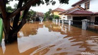 Jalanan bak sungai.