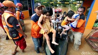 Mayoritas warga yang dievakuasi adalah ibu-ibu dan anak-anak.