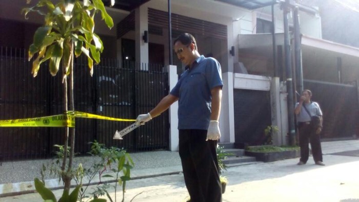 Usut Teror ke Novel Baswedan, Polisi Salat Subuh Bersama Warga