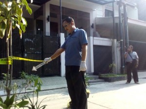 Usut Teror ke Novel Baswedan, Polisi Salat Subuh Bersama Warga