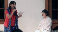 Usai Acha, ia pun melakukan monolog dari karya RA Kartini yang ada di dalam skrip film Kartini. Pool/Ismail/detikFoto.