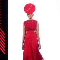 Yogie mengangkat tema Scarlet dengan nuansa merah menyala di Fashion Nation 2017. Atrium Senayan City. Jakarta. [Foto: Mohammad Abduh/Wolipop]
