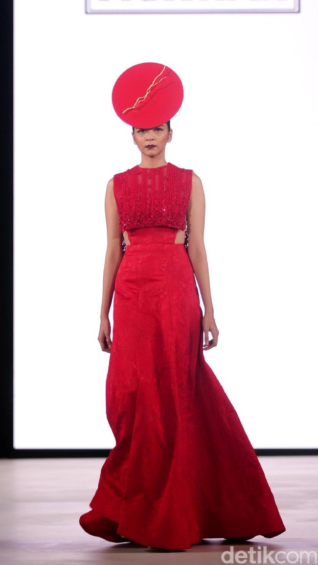 Yogie mengangkat tema Scarlet dengan nuansa merah menyala di Fashion Nation 2017. Atrium Senayan City. Jakarta. [Foto: Mohammad Abduh/Wolipop]