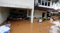 Banjir tersebut berasal dari luapan sungai yang berada di sisi kanan perumahan.