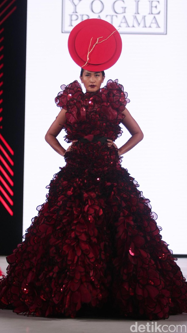 Yogie mengangkat tema Scarlet dengan nuansa merah menyala di Fashion Nation 2017. Atrium Senayan City. Jakarta. [Foto: Mohammad Abduh/Wolipop]