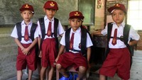 Kini para siswa bersekolah menggunakan seragam dan tas bantuan dari Jokowi. Cahyo/Setpres.