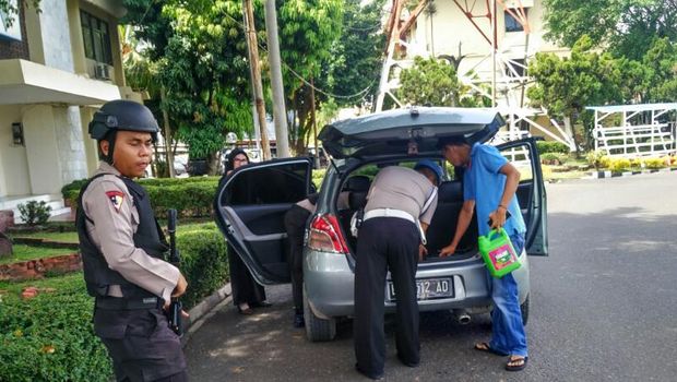 Kendaraan pengunjung di Mapolda Sumsel juga diperiksa.