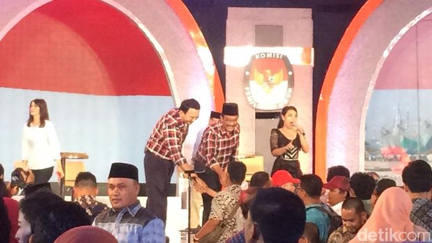 Ira Koesno Ajak Ahok-Djarot dan Anies-Sandi Selfie Usai Debat