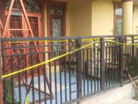 Rumah Masih Digaris Polisi, Warga Datang Bergantian karena Penasaran