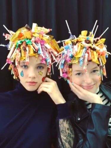 Uniknya Gaya Rambut Berhias Boneka Barbie Sampai Lego Uniknya Gaya Rambut Berhias Boneka Barbie Sampai Lego