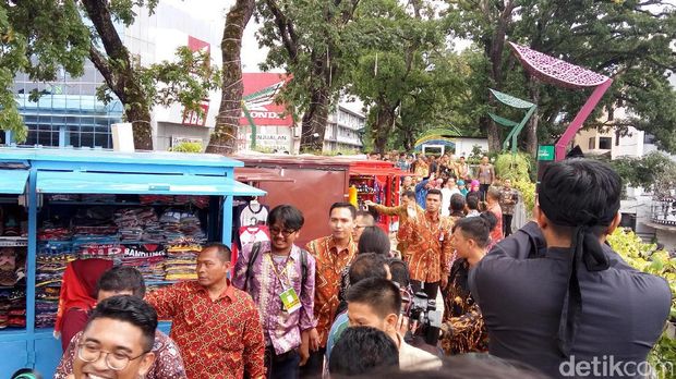 Presiden Jokowi dan Ibu Negara berjalan-jalan di Teras Cihampelas, Bandung.