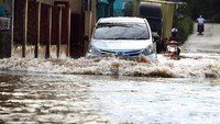 Pengendara mobil dan motor menerobos banjir di Jalan H Bori, Jatiasih, Rabu (12/4/2017).