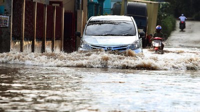 Aksi Nekat Pengendara Menerobos Banjir