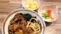 Sanuki Beef Udon memakai topping irisan daging gurih sedikut manis, bawang bombay dan rumput laut. Udonnya terasa lembut. Enak dihirup bersama kuah udon gurih dengan citarasa paduan dashi dan shoyu kuat.