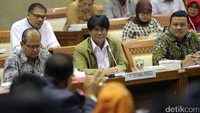 Elia Massa Manik yang baru dilantik pada 16 Maret 2017 lalu, dicecar dengan dengan berbagai macam kritik dan pertanyaan, diantaranya soal kebijakan penerapan harga penjualan Bahan Bakar Minyak (BBM) satu harga, penghasilan Pertamina yang jeblok akibat imbas harga minyak dunia.