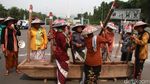 Ramai-ramai Tabuh Lesung Tolak Pabrik Semen