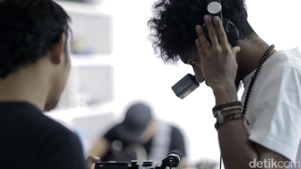 Mendengarkan 'Buku Cerita' Teddy Adhitya