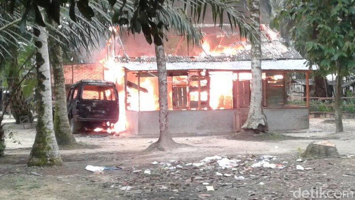 Massa Bakar Rumah Terduga Pelaku Pencabulan 7 Anak di Riau