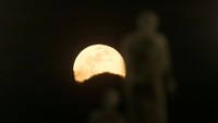 Warna kuning menyala menghiasi seluruh permukaan bulan. REUTERS/Ognen Teofilovski.