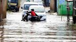 Aksi Nekat Pengendara Menerobos Banjir