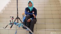 Pepanah Titi Kusumawardhani dkk. mengantisipasi uang saku terlambat dengan arisan. Namun, dia berharap agar bantuan peralatan tak terhambat.