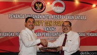 Kepala BNPT Komjen Pol Suhardi Alius (kiri) dan Kepala PPATK Kiagus Ahmad Badaruddin (kanan) bertukar naskah kerja sama yang ditandatangani di Jakarta, Rabu (12/4/2017). Kerjasama tersebut terkait dengan dugaan aliran pendanaan terorisme di tanah air.