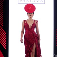 Yogie mengangkat tema Scarlet dengan nuansa merah menyala di Fashion Nation 2017. Atrium Senayan City. Jakarta. [Foto: Mohammad Abduh/Wolipop]
