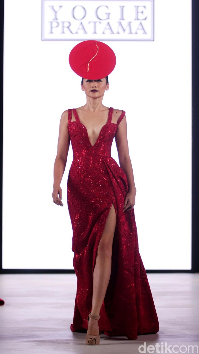 Yogie mengangkat tema Scarlet dengan nuansa merah menyala di Fashion Nation 2017. Atrium Senayan City. Jakarta. [Foto: Mohammad Abduh/Wolipop]