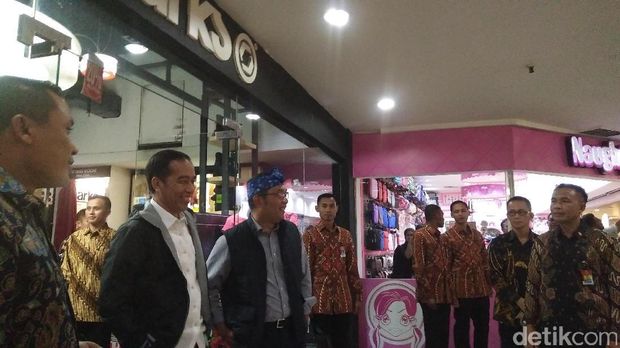 Ditemani Ridwan Kamil, Jokowi Belanja Jaket Diskon di Mal Bandung