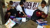 Siswa SDN 04 Sungkung juga menerima bantuan buku dan perlengkapan sekolah lainnya. Cahyo/Setpres.