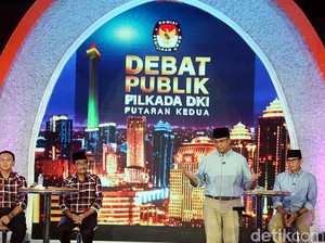 Anies-Sandi: Baju Biru Saat Debat Simbol Persatuan