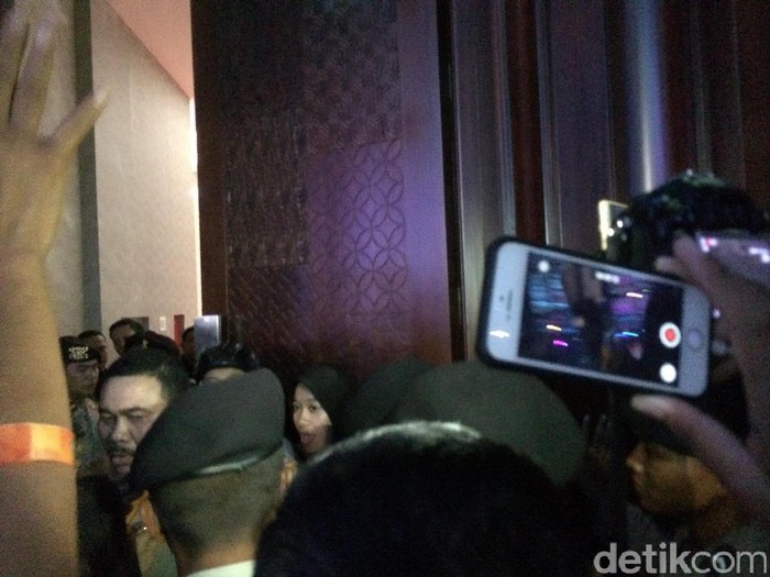 Keributan Kecil Sempat Terjadi Jelang Jeda Debat Pilgub DKI