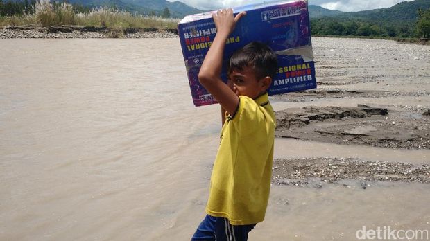  Cerita Bocah-bocah Kuli Panggul Pelintas Batas Negara