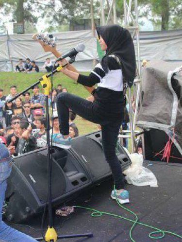 Mengenal Sosok di Balik VoB, Band Metal Berhijab Asal Garut yang Viral