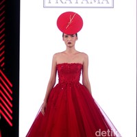 Yogie mengangkat tema Scarlet dengan nuansa merah menyala di Fashion Nation 2017. Atrium Senayan City. Jakarta. [Foto: Mohammad Abduh/Wolipop]