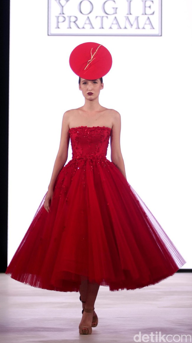 Yogie mengangkat tema Scarlet dengan nuansa merah menyala di Fashion Nation 2017. Atrium Senayan City. Jakarta. [Foto: Mohammad Abduh/Wolipop]